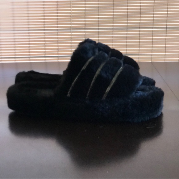 Sizes 10&11🖤Furry Slippers 🖤 - Picture 3 of 5